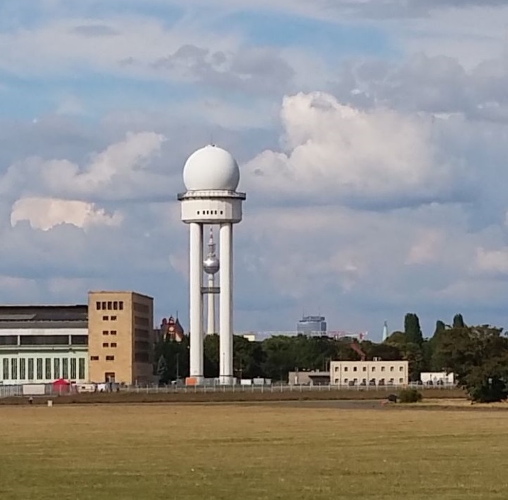 Tempelhofer Feld - Blick zum Alexanderplatz